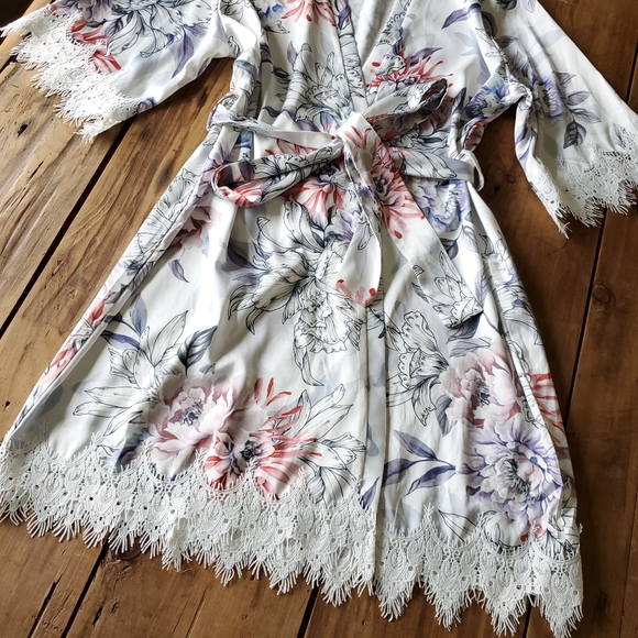 LE ROSE Women's Floral Satin Fleur Lace Trim Robe Small - Picture 5 of 16